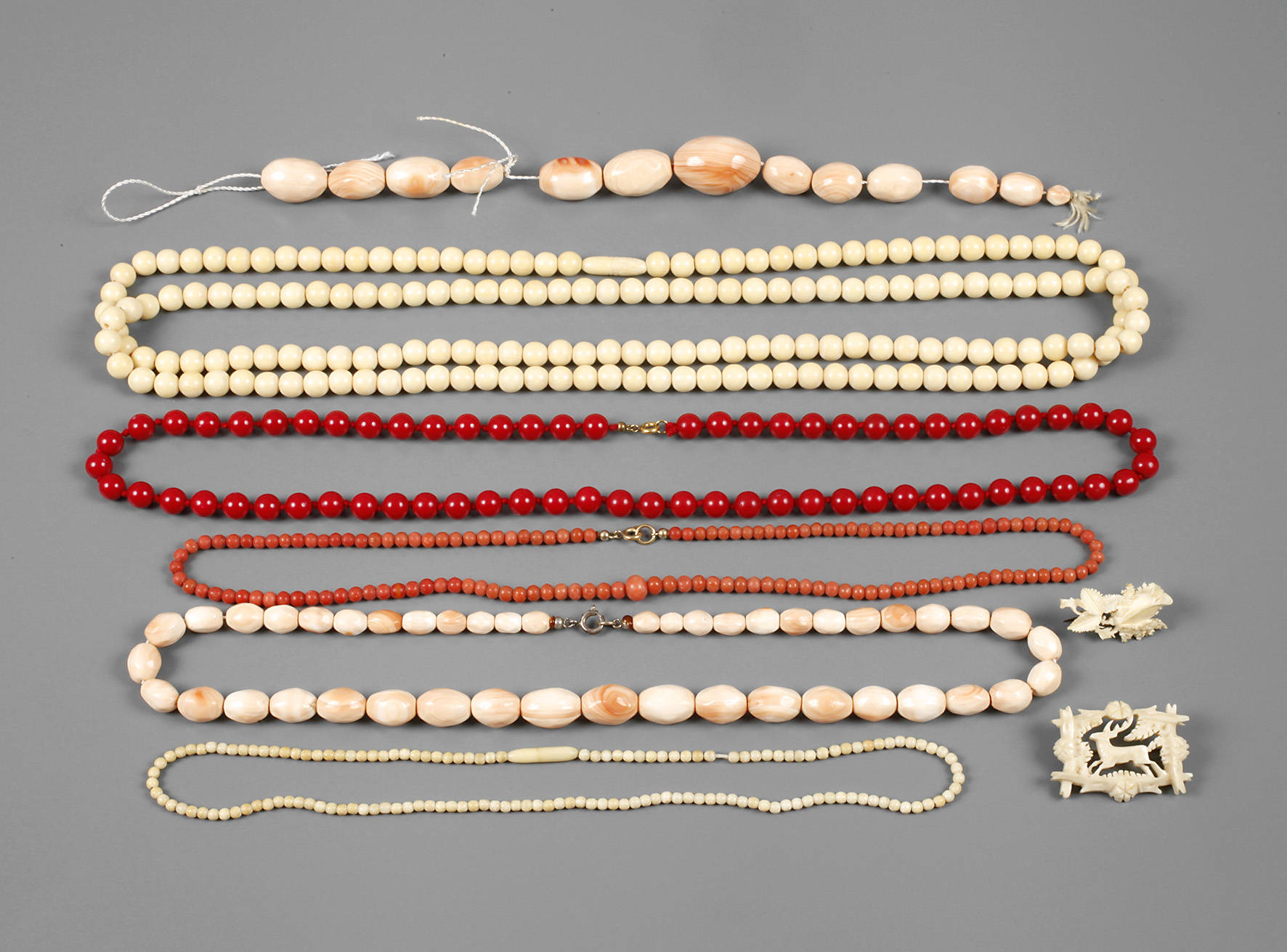 Konvolut Bein- und Korallenschmuck