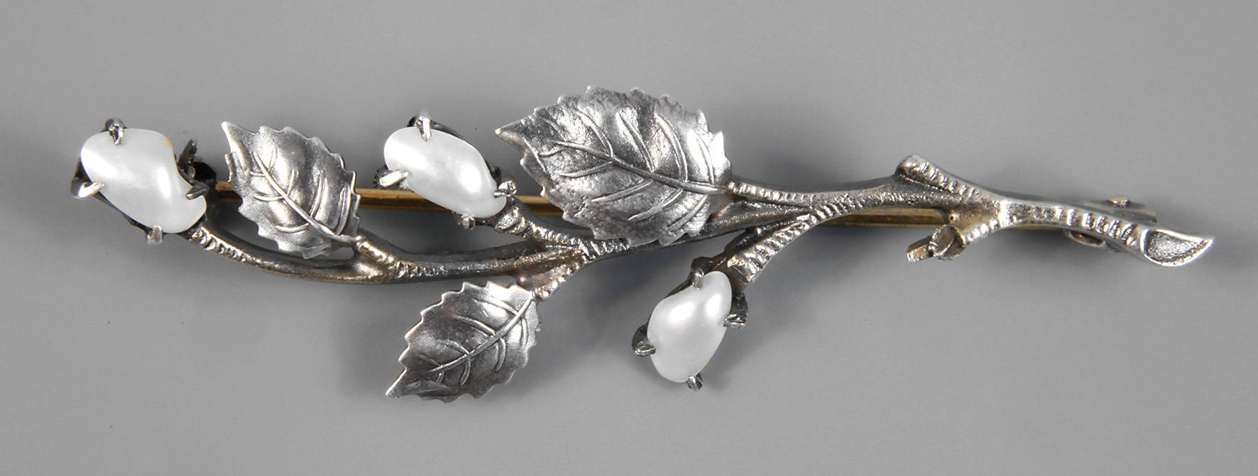 Brosche mit Perlmutt