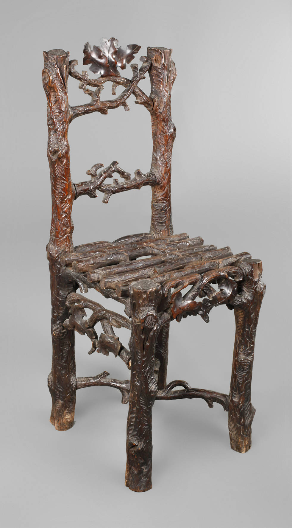 Geschnitzter Stuhl
