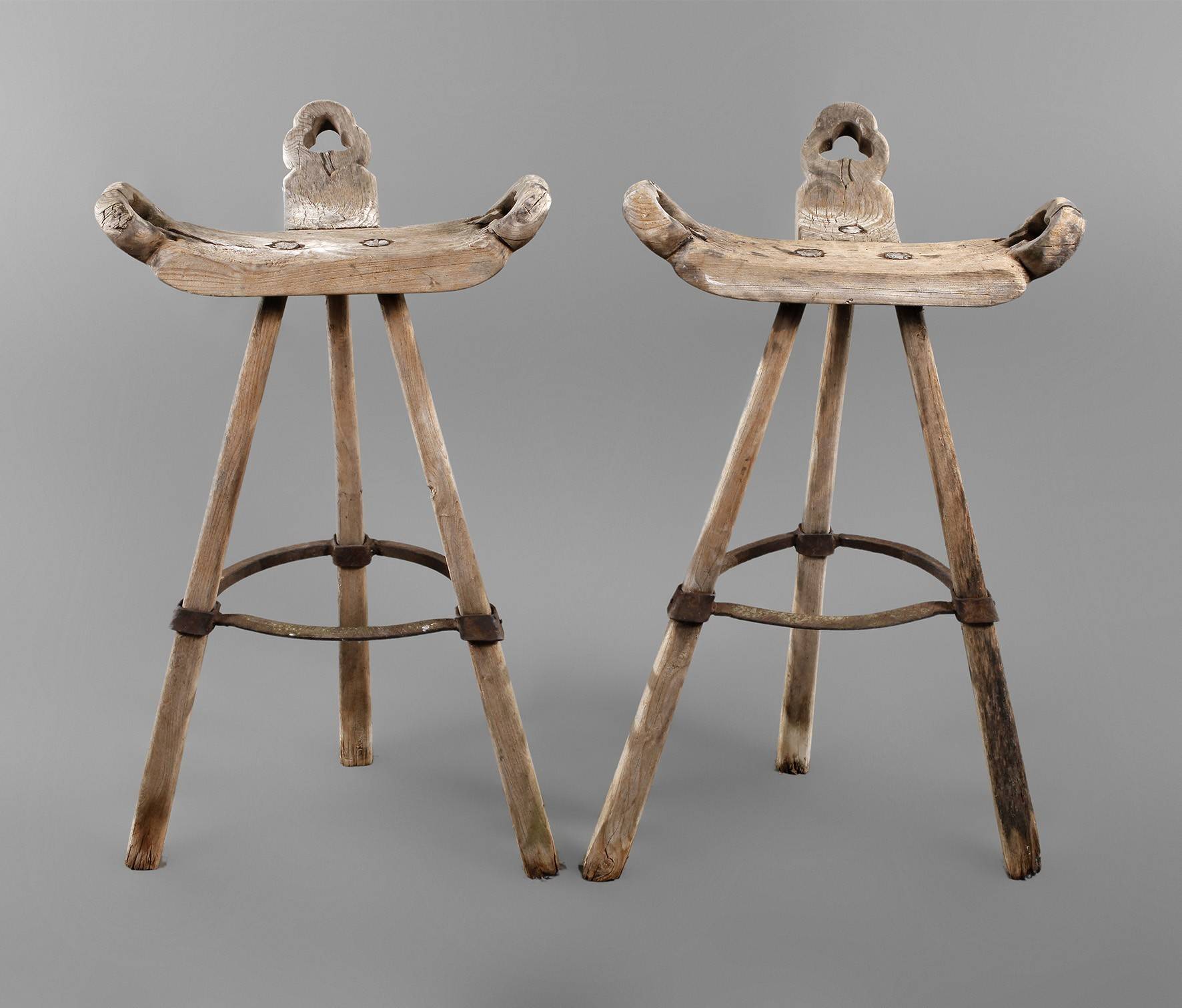 Paar alpenländische Barhocker