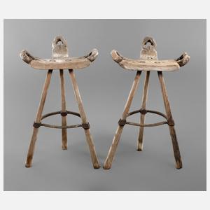 Paar alpenländische Barhocker