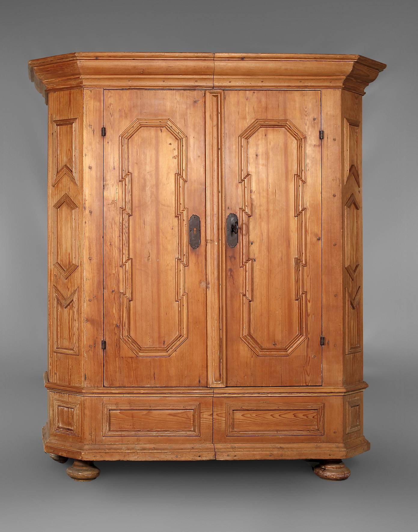 Barocker Bauernschrank