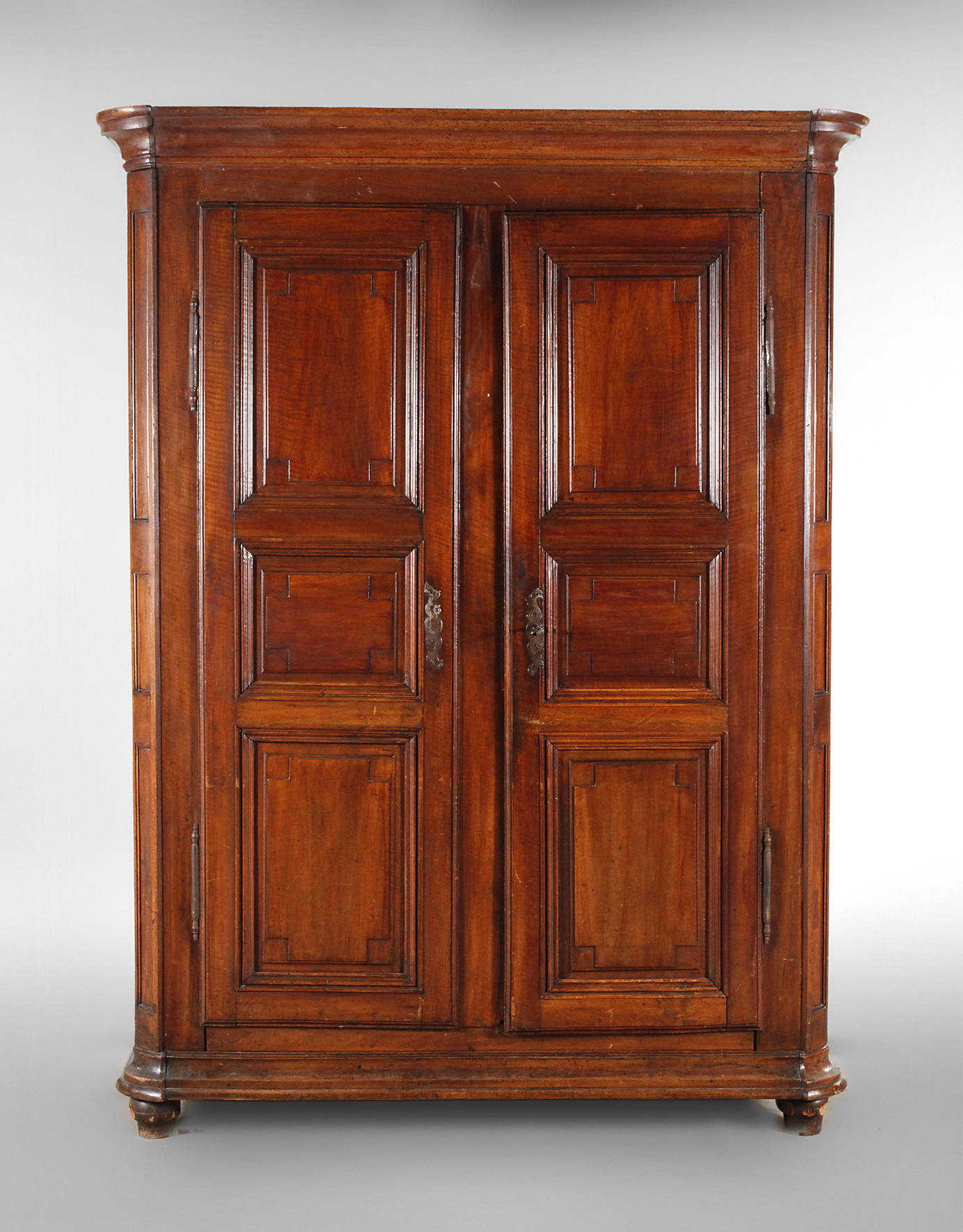 Klassizistischer Dielenschrank