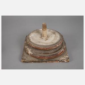 Geschnitztes Postament