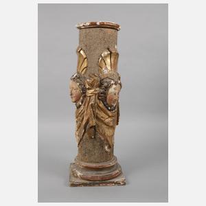 Geschnitztes Postament