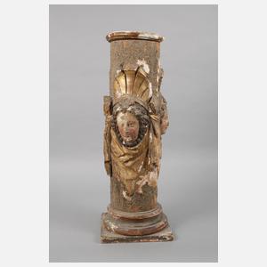 Geschnitztes Postament