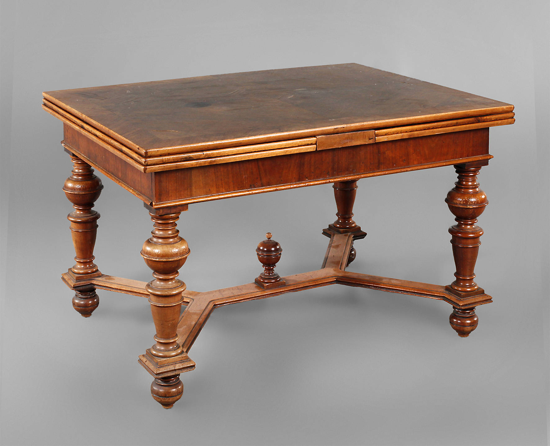 Großer Auszugstisch