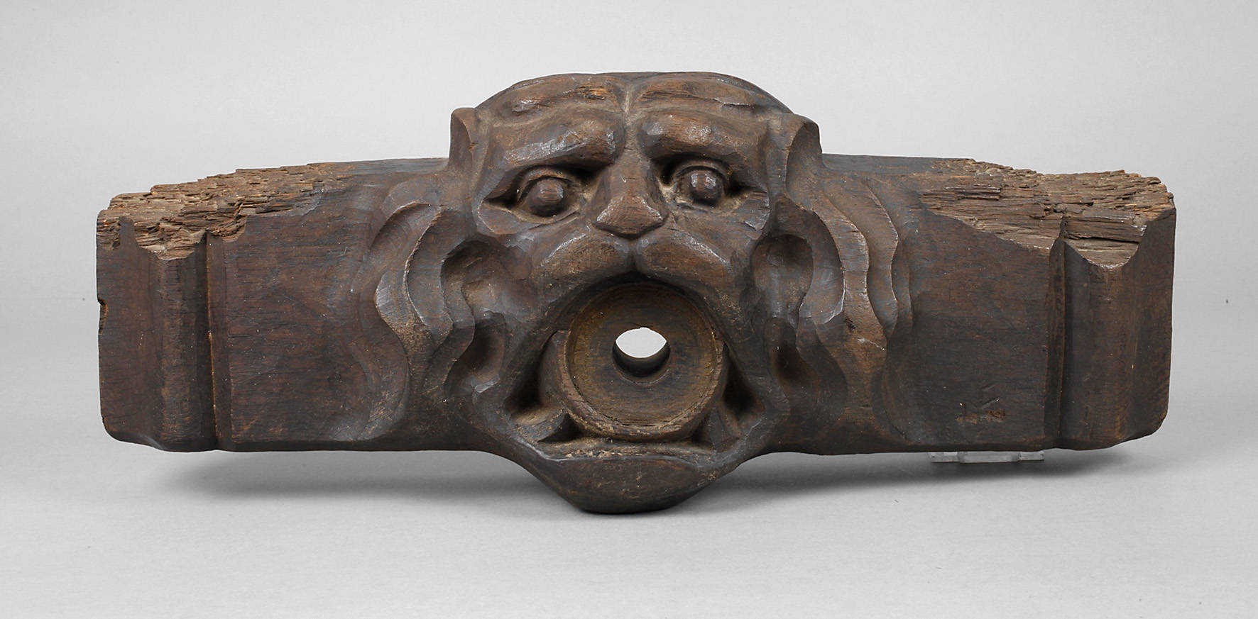 Geschnitzter Fassriegel