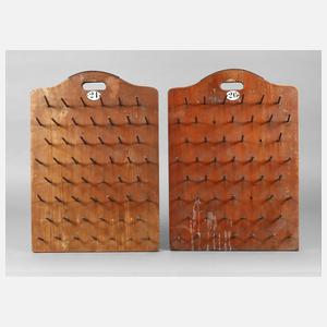 Zwei Schlüsselbretter