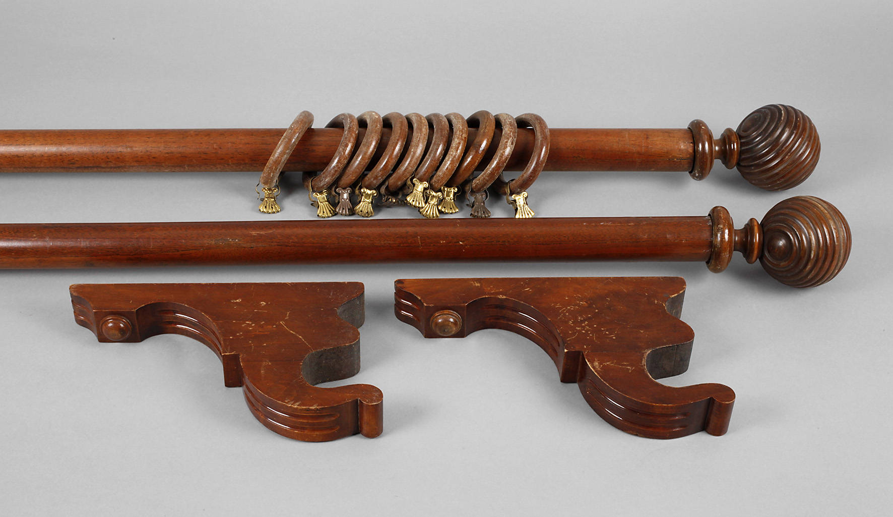 Zwei Gardinenstangen