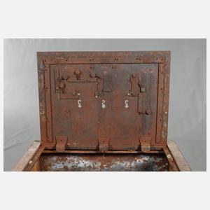 Klassizistische Eisentruhe