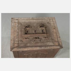 Klassizistische Eisentruhe