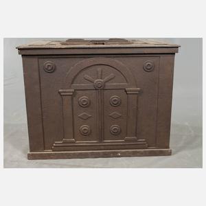 Klassizistische Eisentruhe