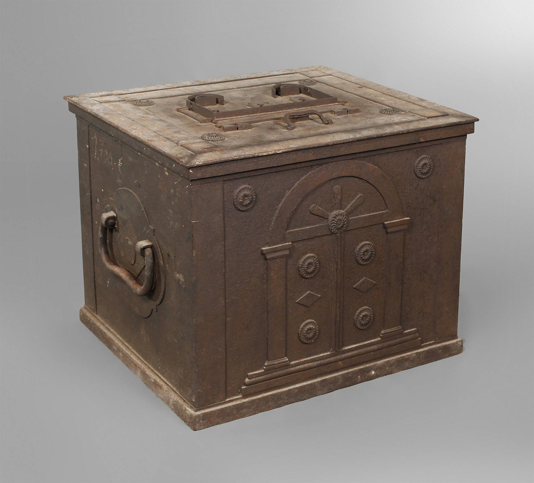 Klassizistische Eisentruhe