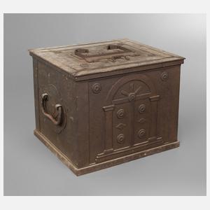 Klassizistische Eisentruhe