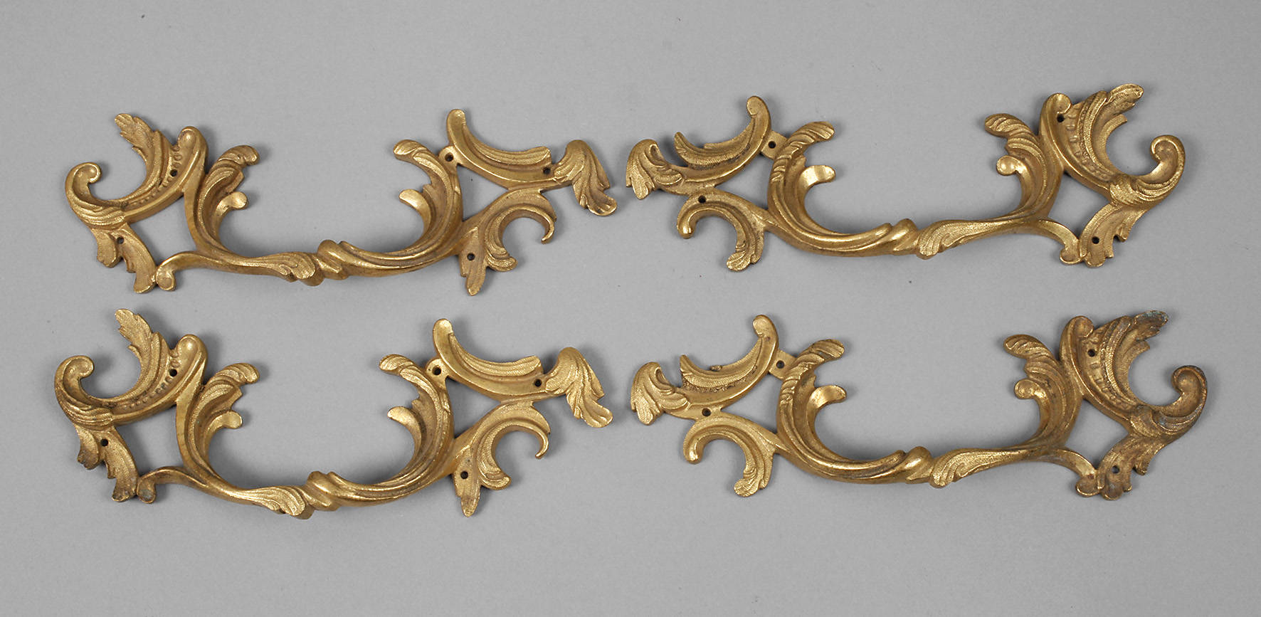 Vier Möbelbeschläge