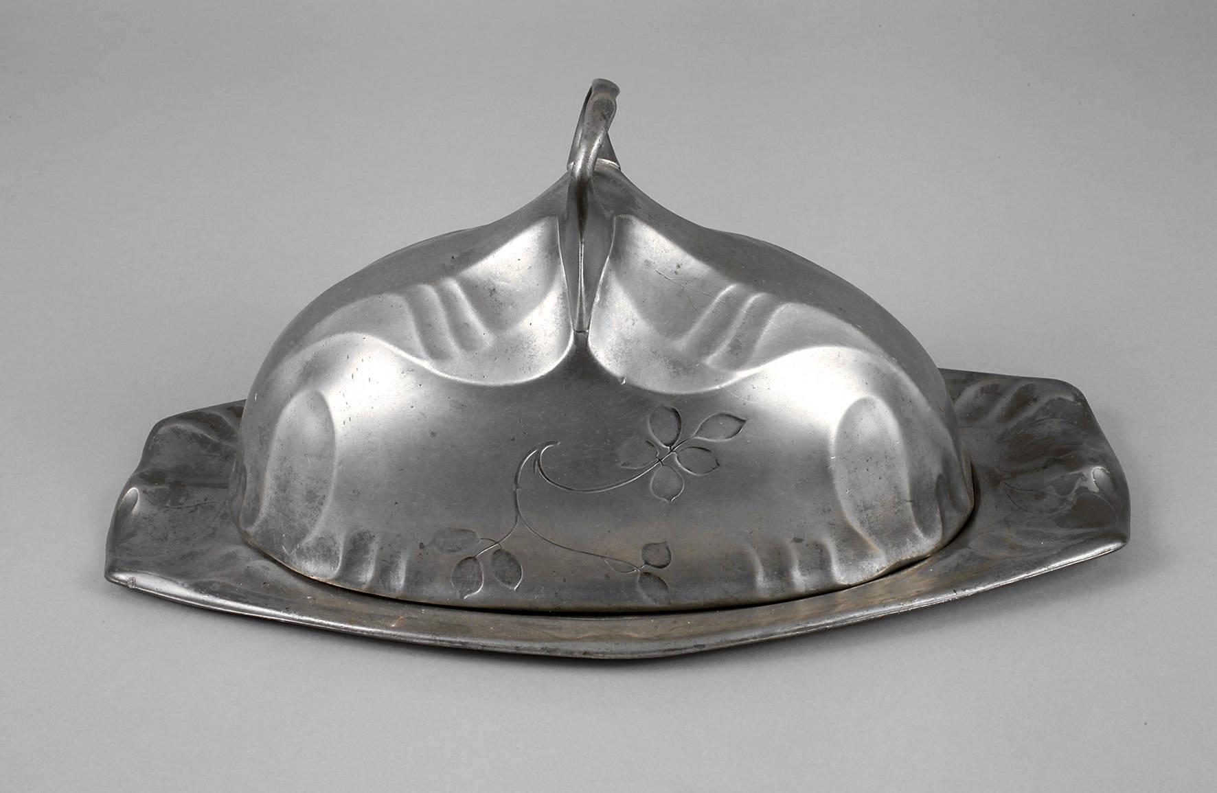 Fleischplatte mit Wärmeglocke