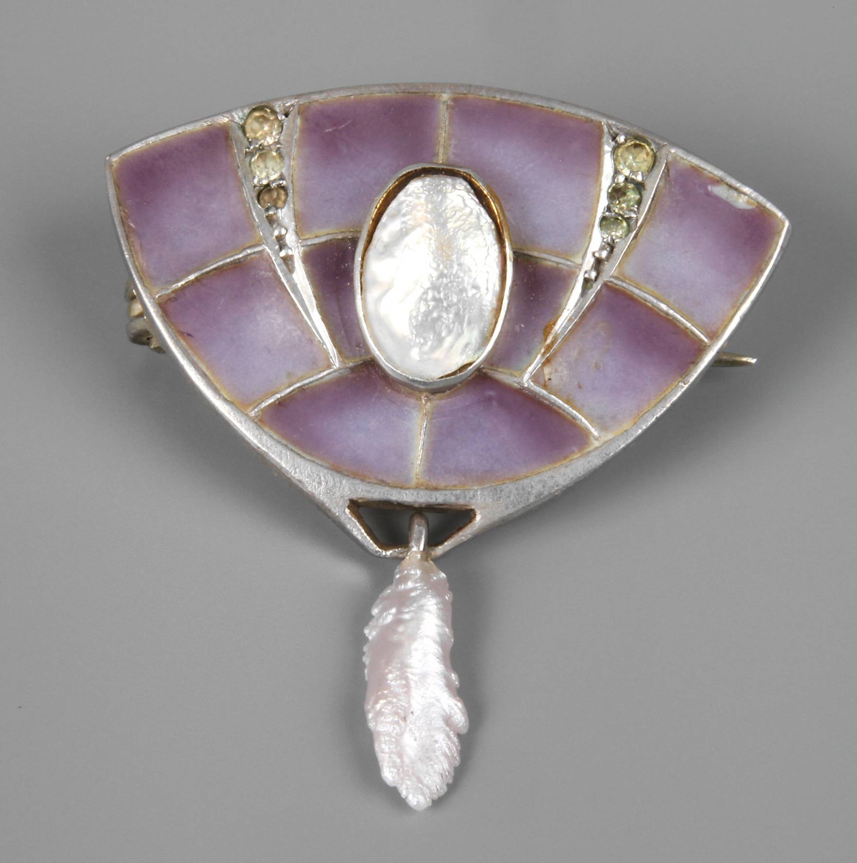 Brosche mit Fensteremaille und Perlen