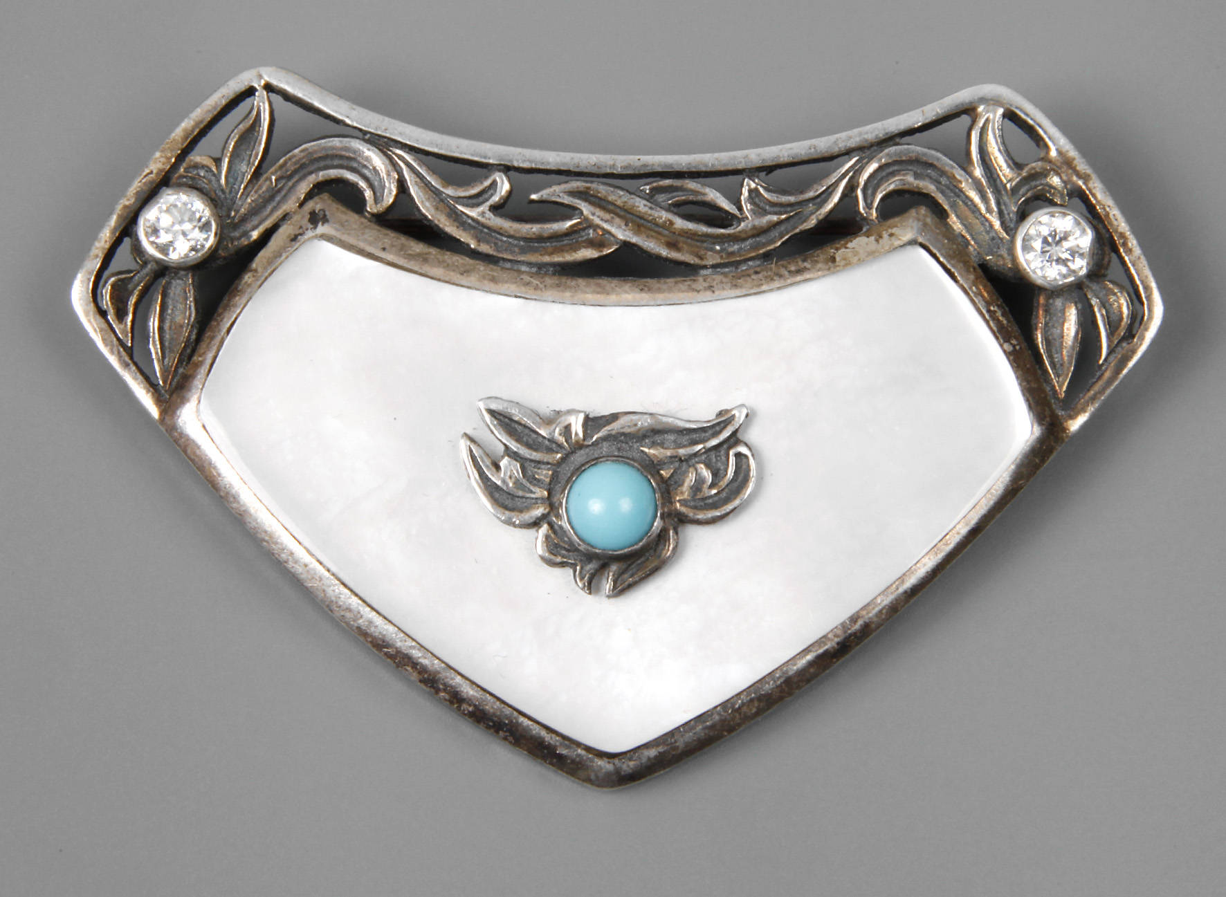 Brosche mit Perlmutter und Steinbesatz