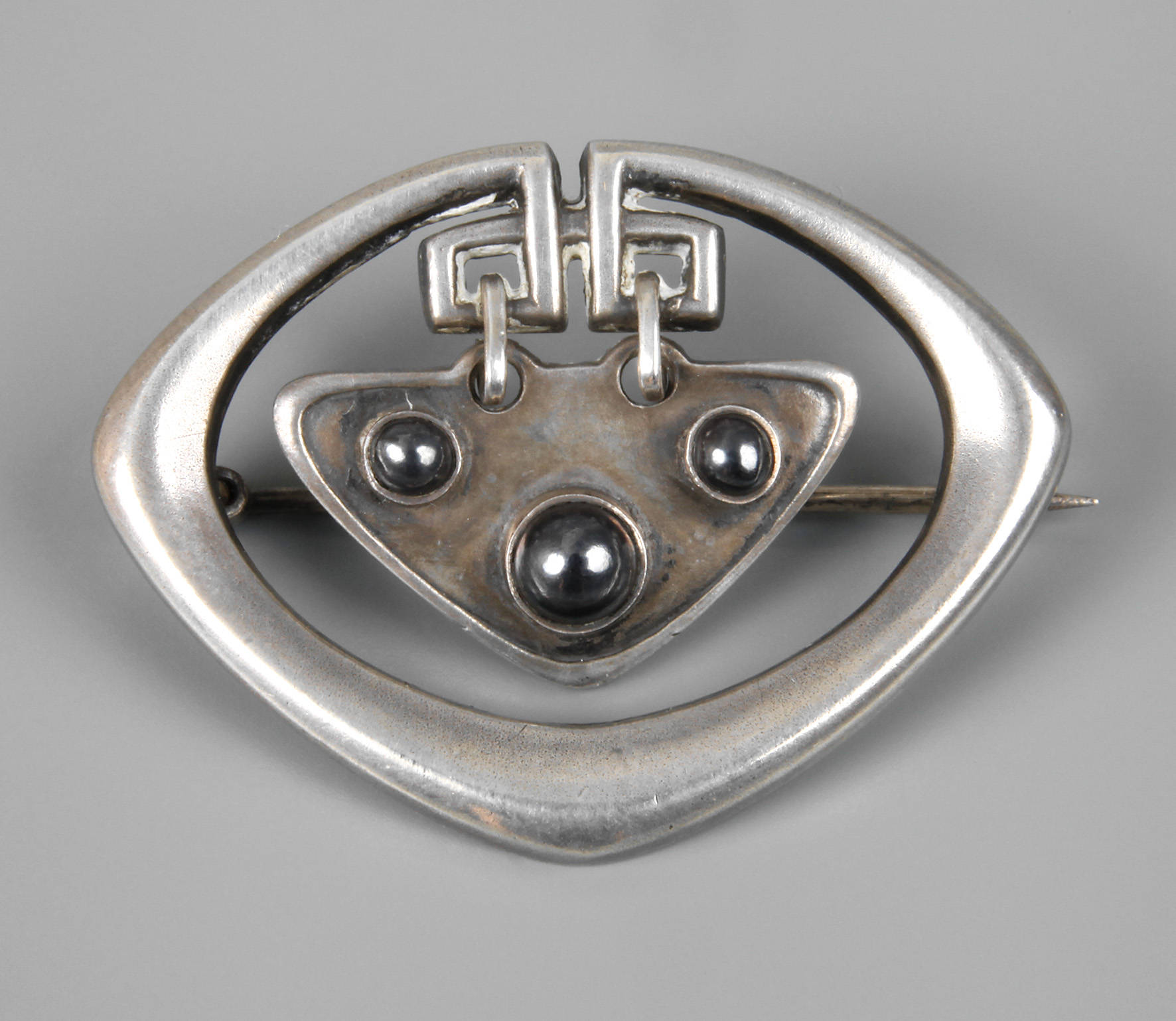 Jugendstilbrosche mit Hämatiten