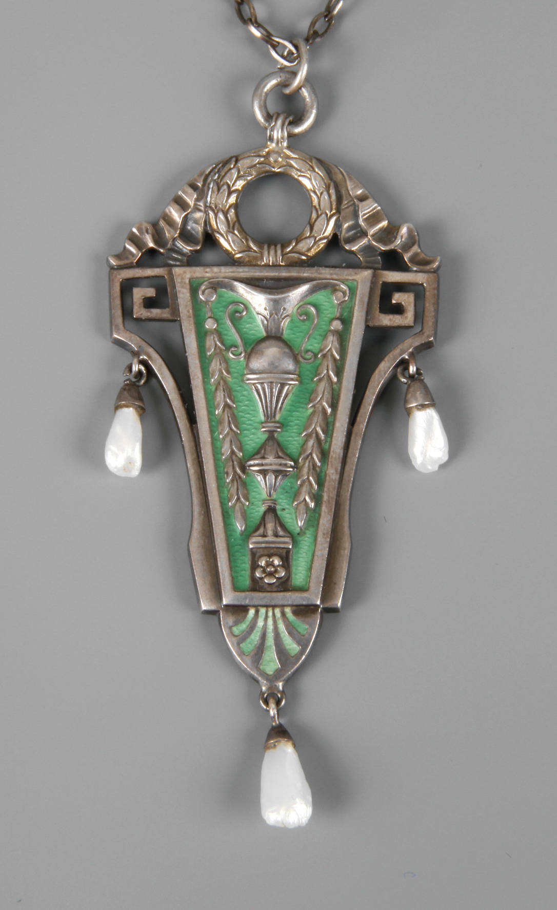 Jugendstilanhänger mit Emaileinlagen