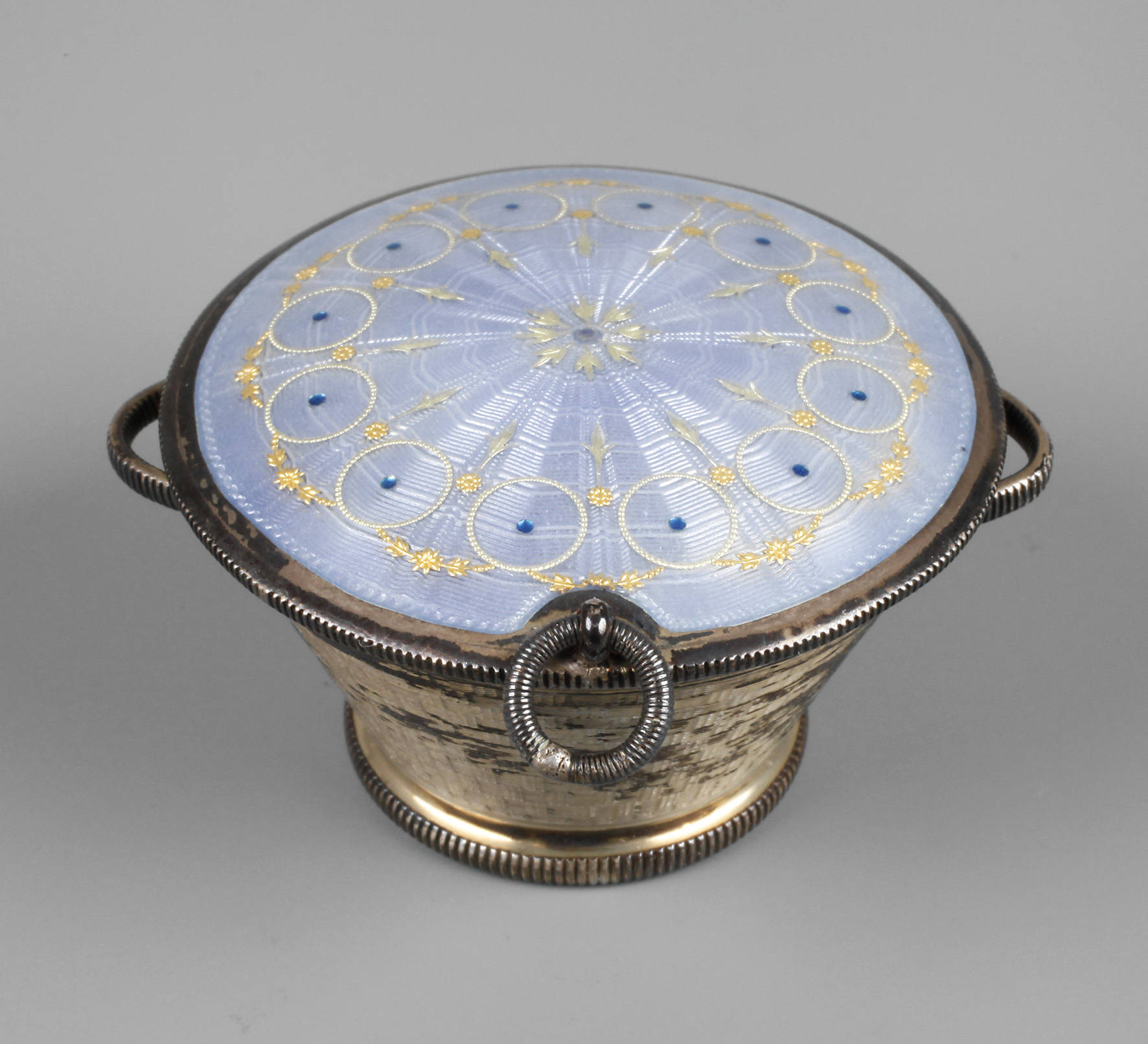 Teils emailliertes Körbchen als Anhänger