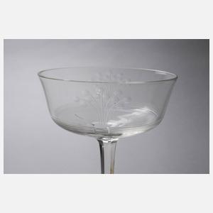 Sechzehn Sektschalen