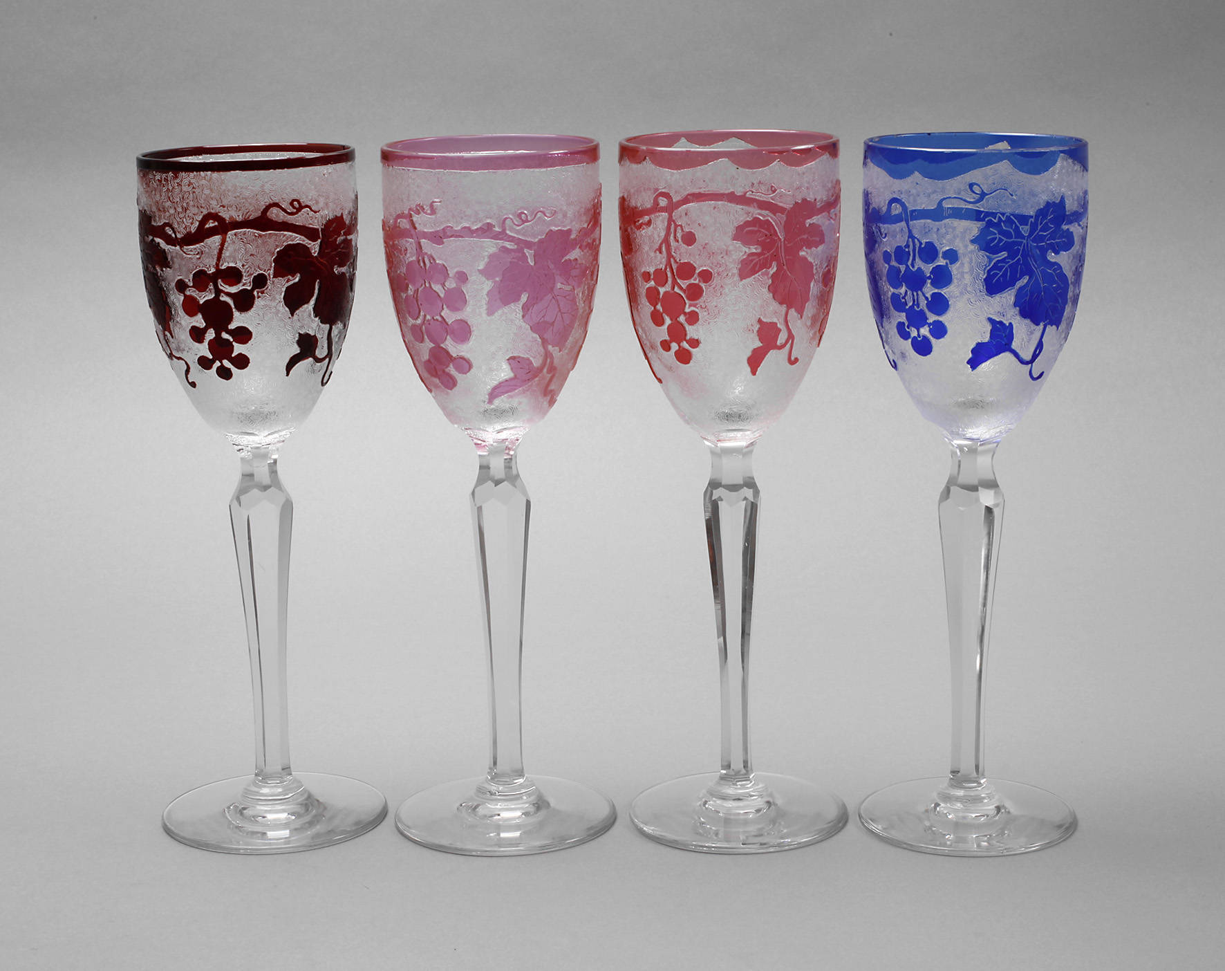 Vier hohe Weinrömer