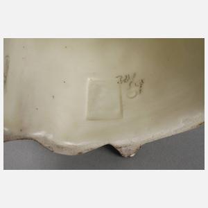 Goldscheider Wien stehendes Biedermeier Mädchen