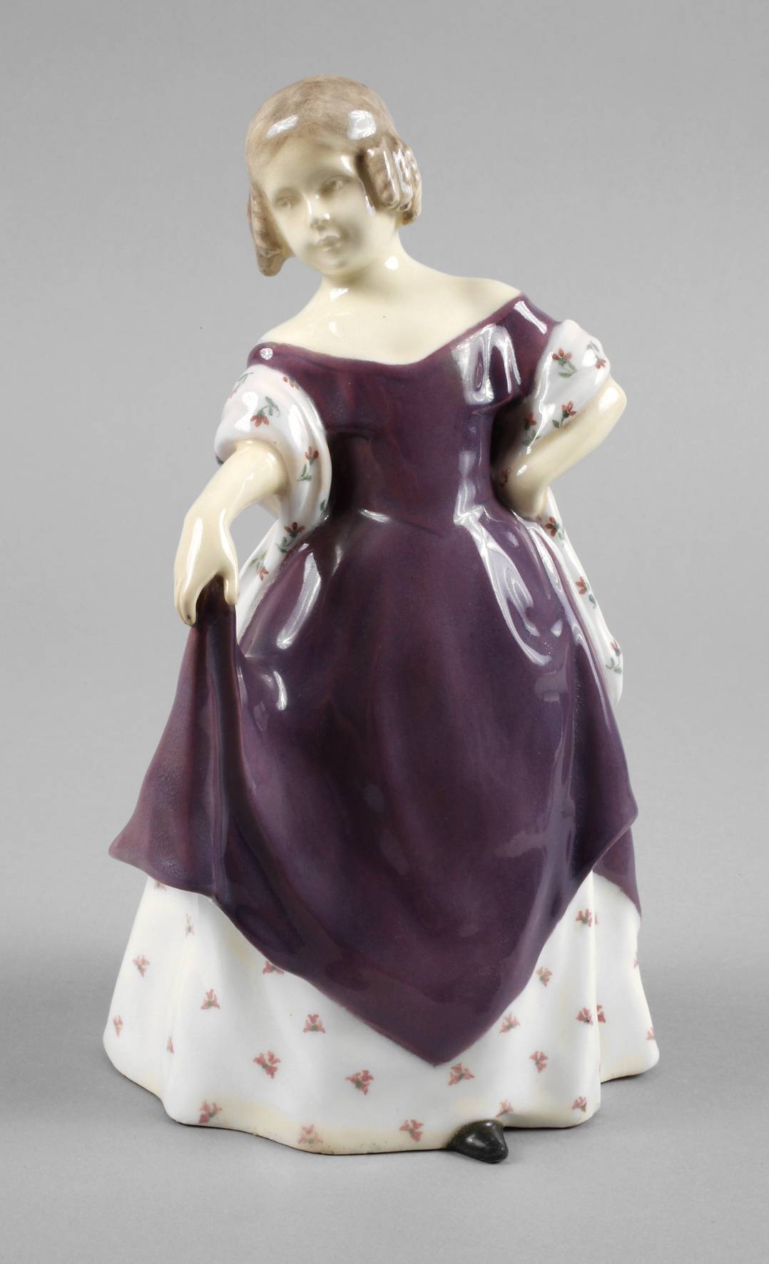 Goldscheider Wien stehendes Biedermeier Mädchen