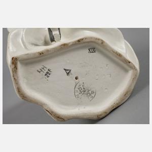 Goldscheider Wien stehendes Biedermeiermädchen