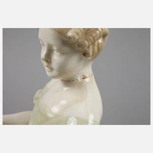 Goldscheider Wien stehendes Biedermeiermädchen