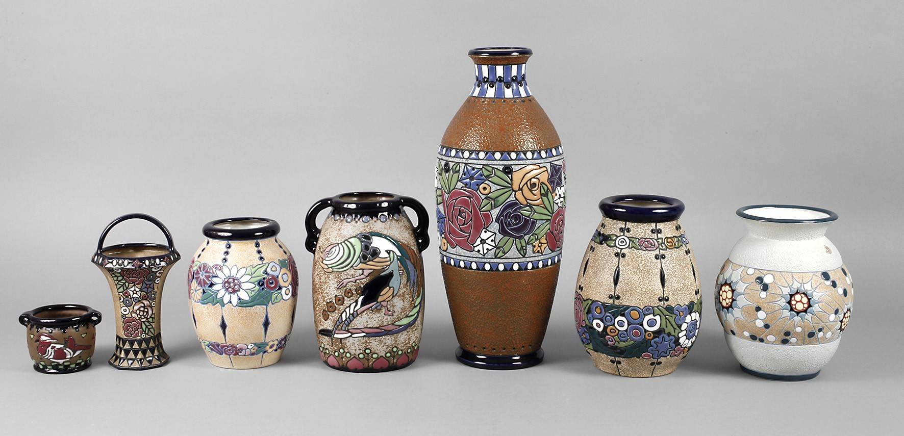 Sieben Amphora Vasen