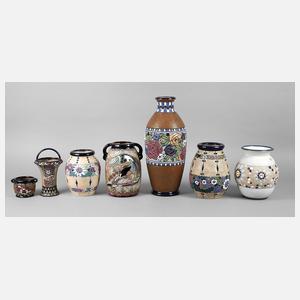 Sieben Amphora Vasen