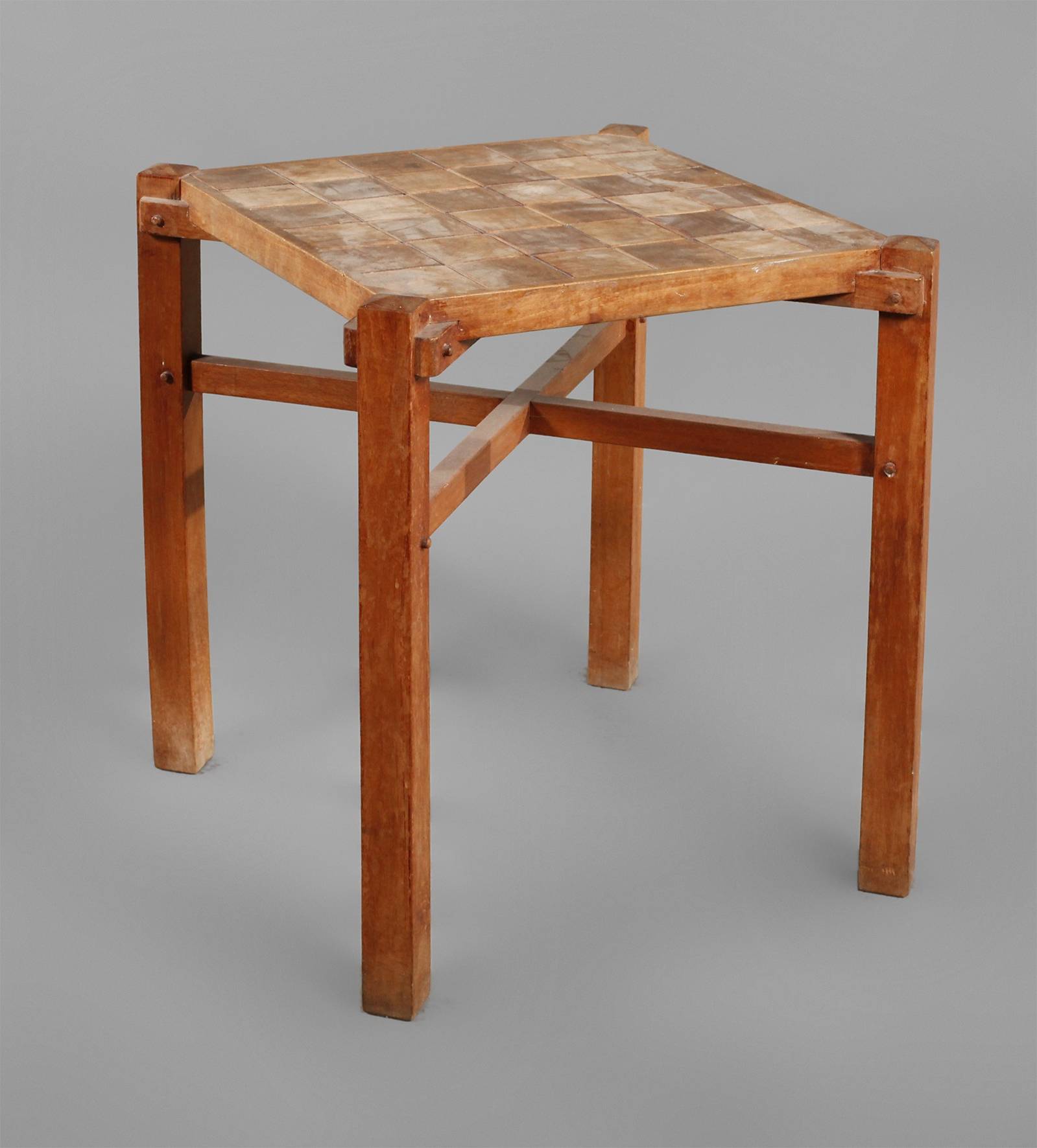 Konstruktivistisches Tischchen