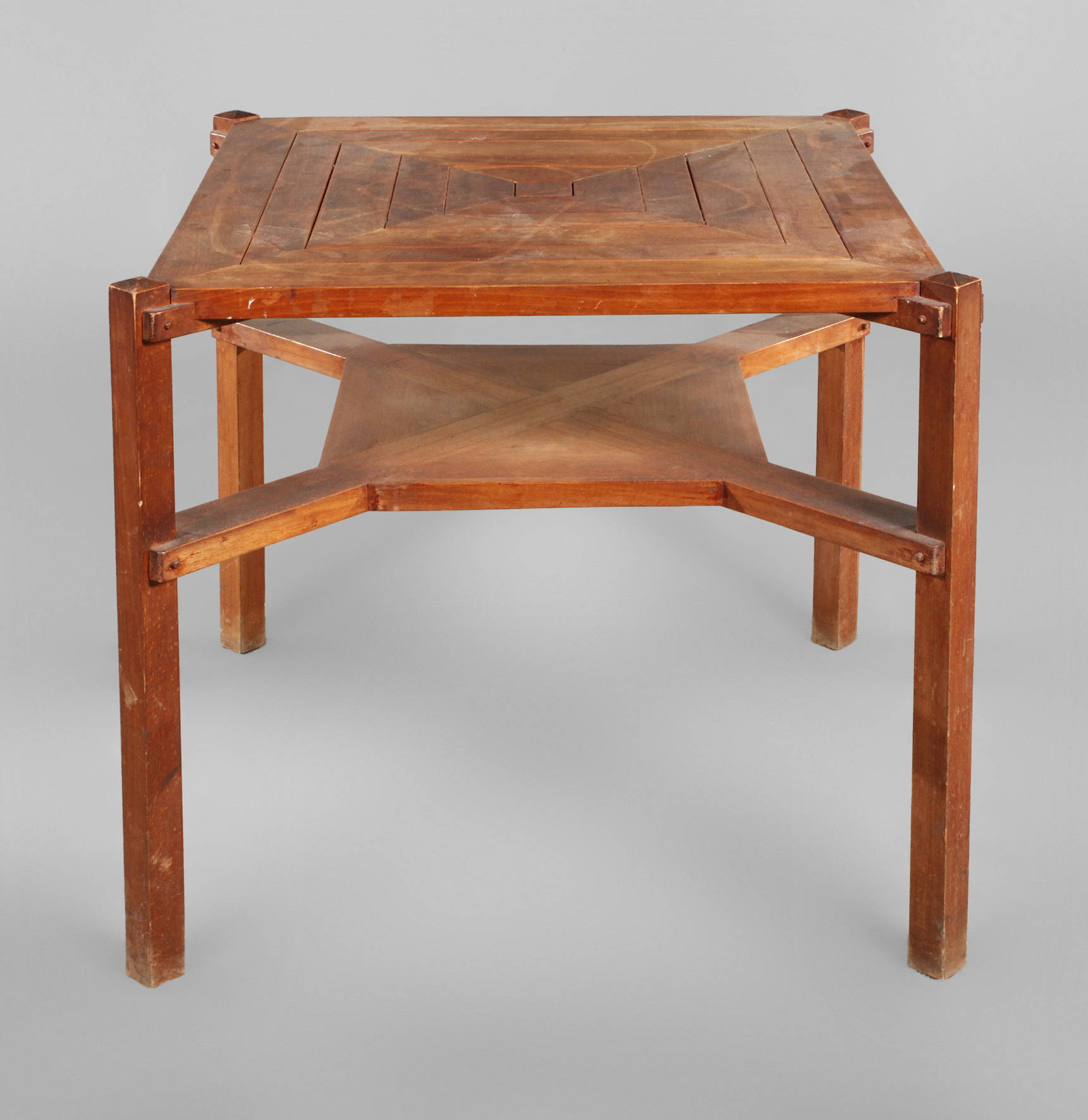 Konstruktivistischer Tisch