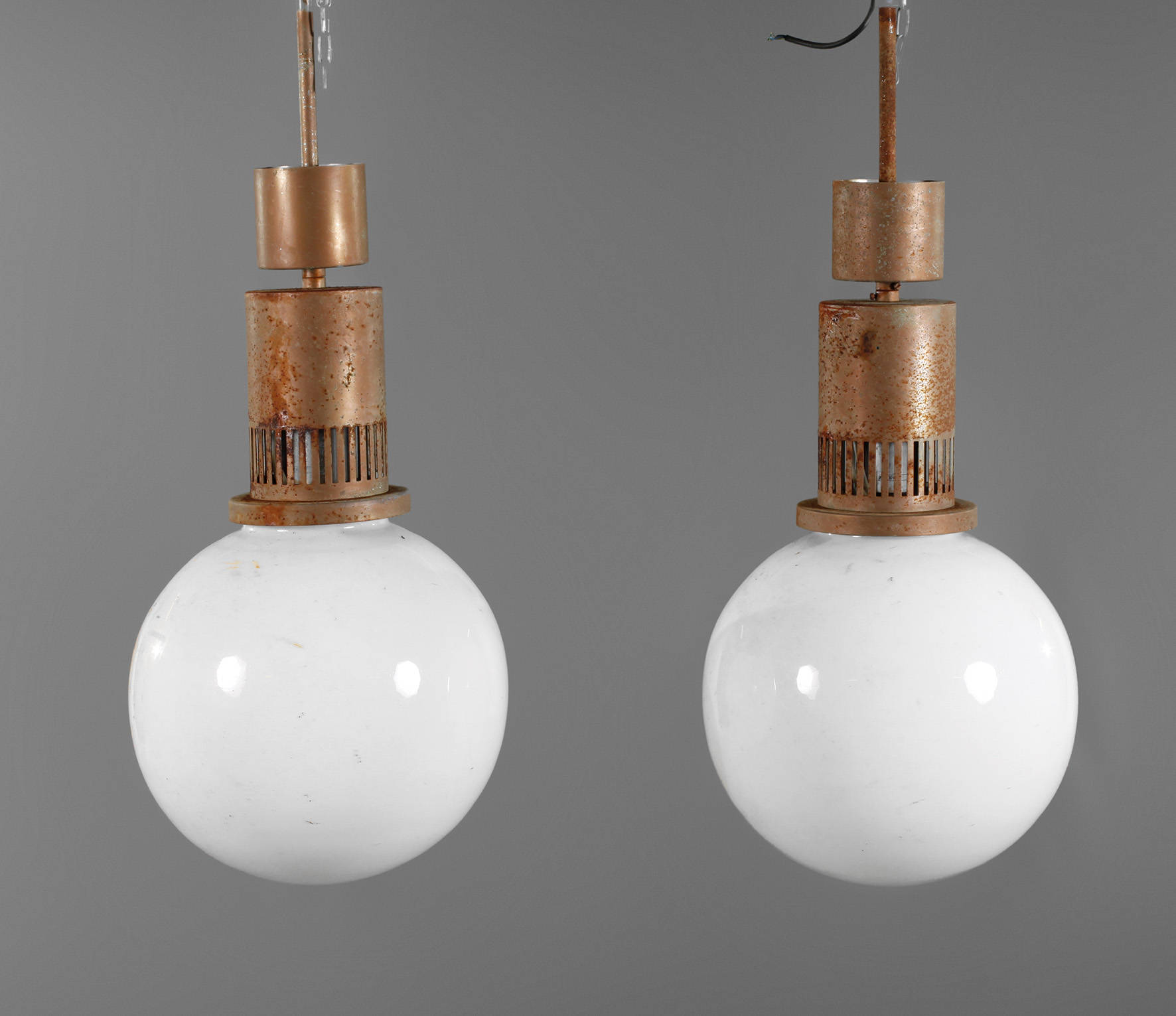 Paar große Kugellampen
