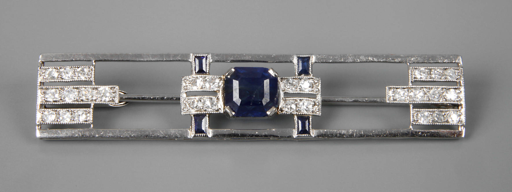 Platinbrosche mit Saphir und Diamanten