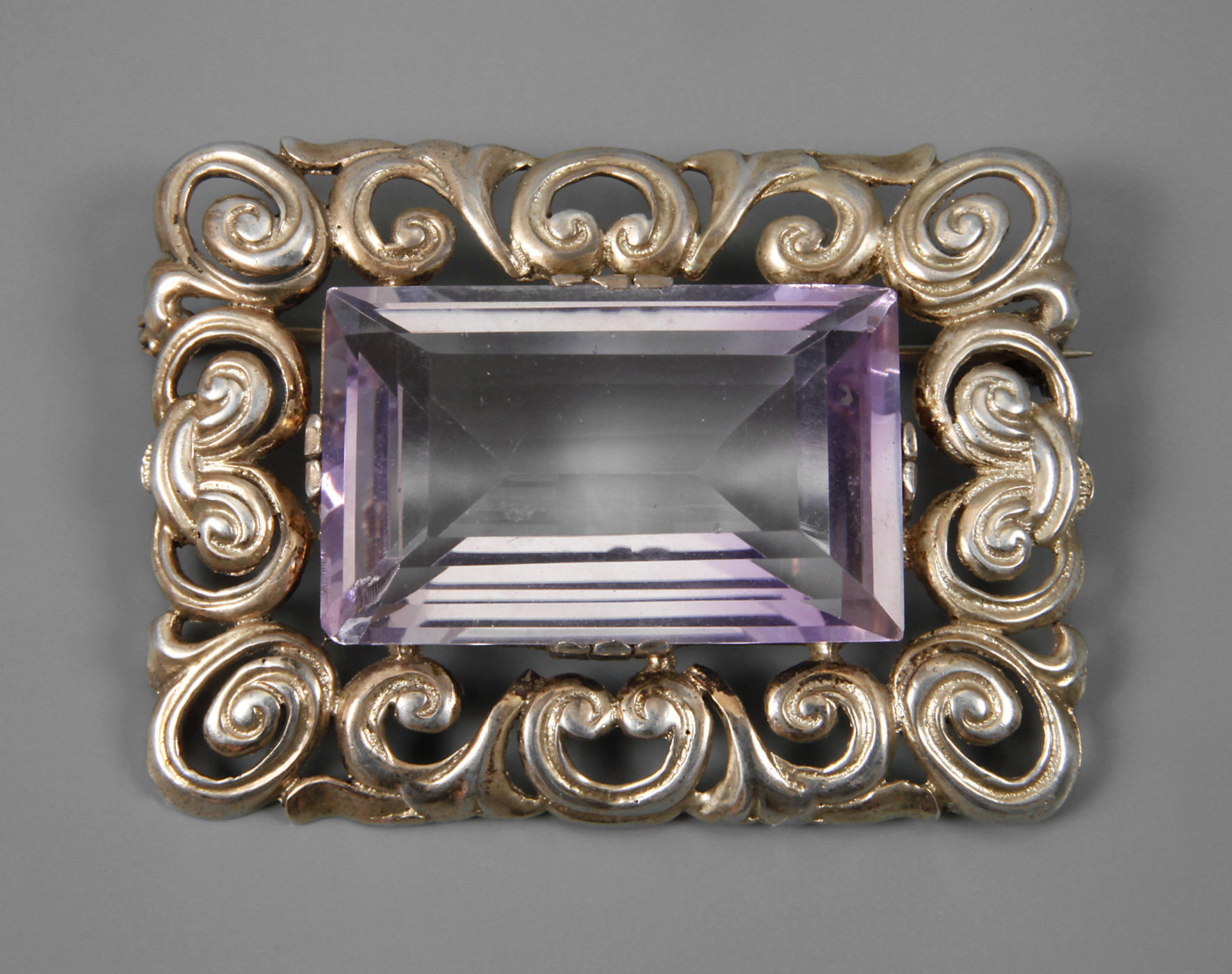 Große Amethystbrosche