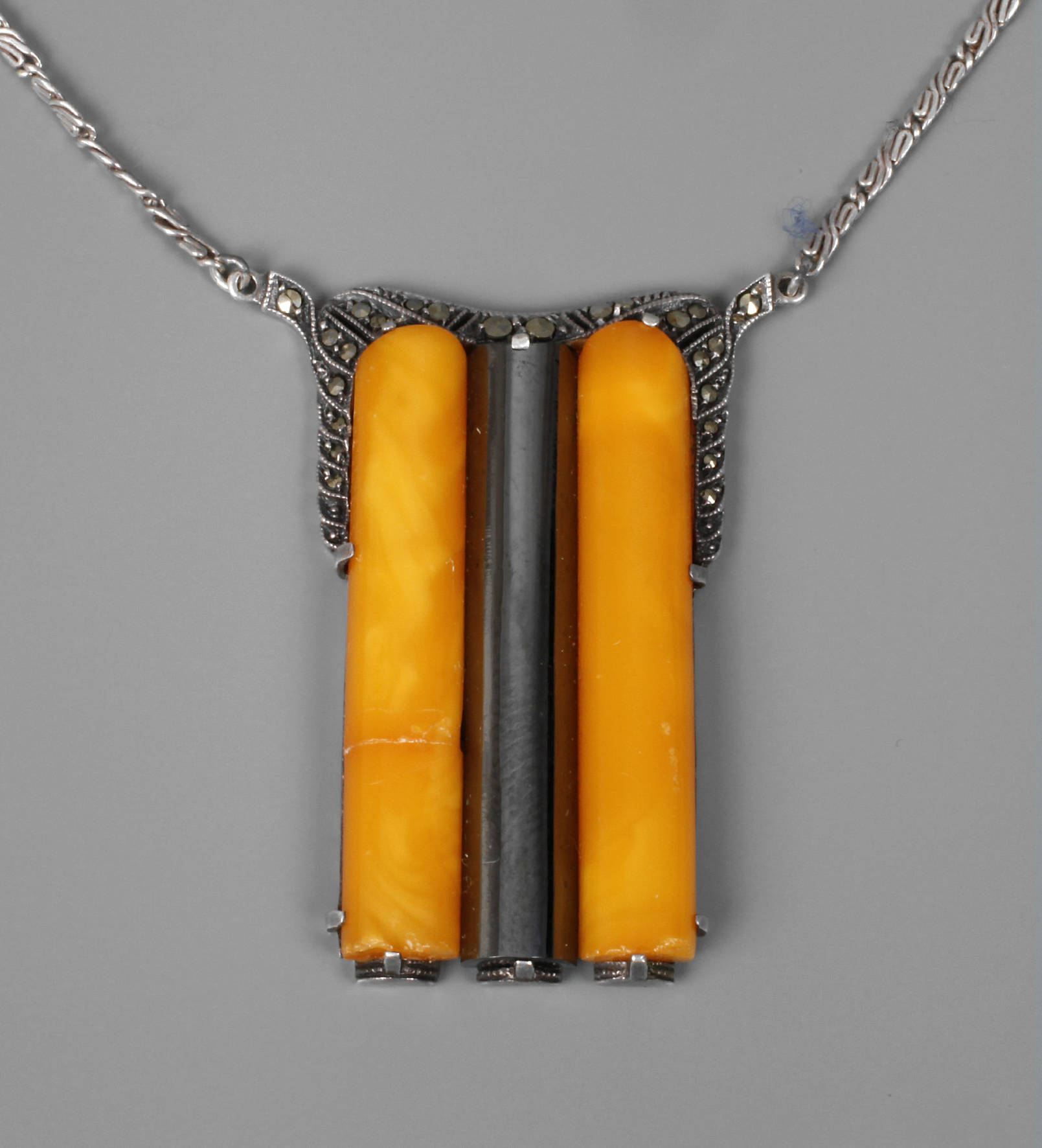 Collier mit Bernsteinen und Hämatit