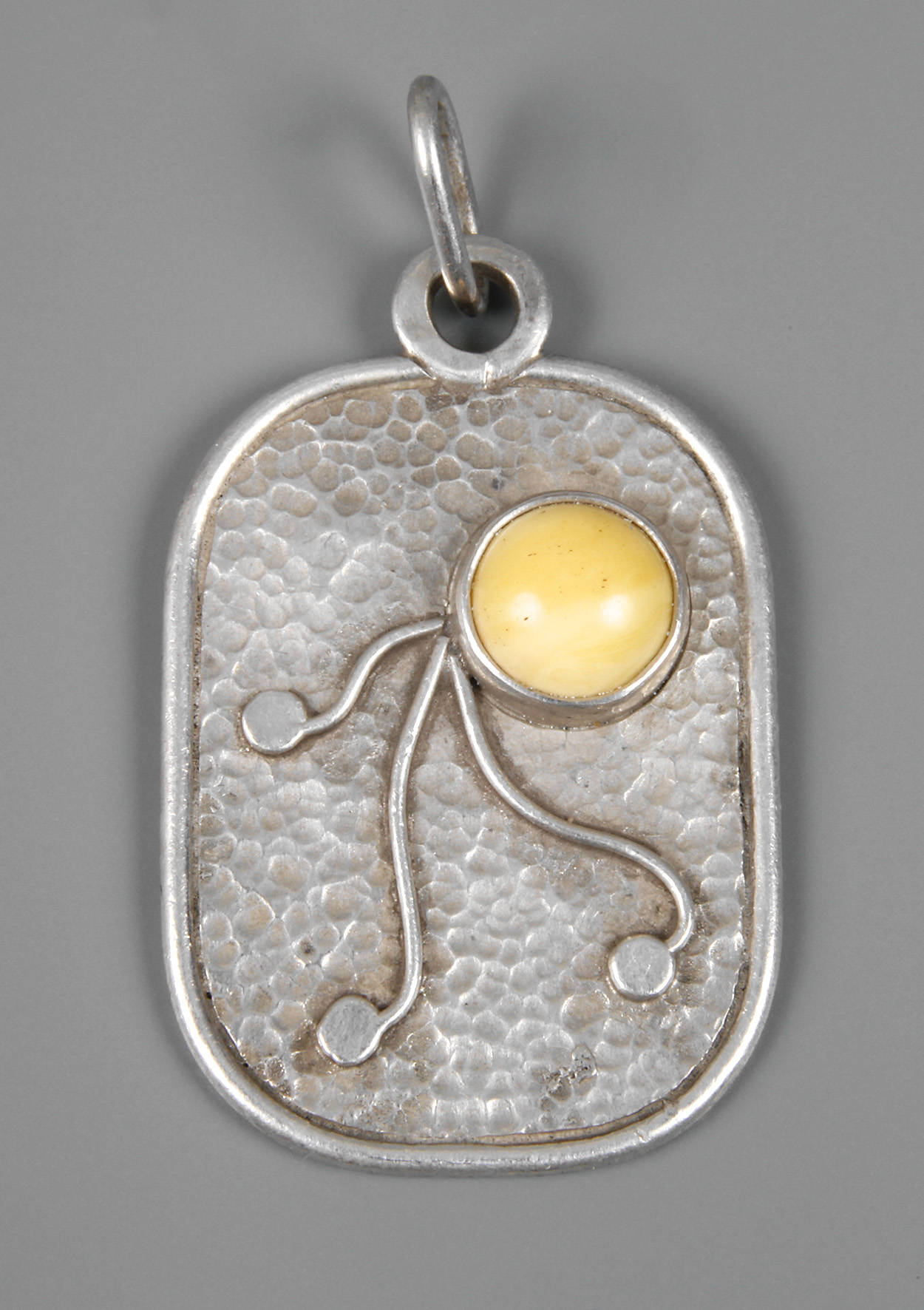 Anhänger mit Bernstein