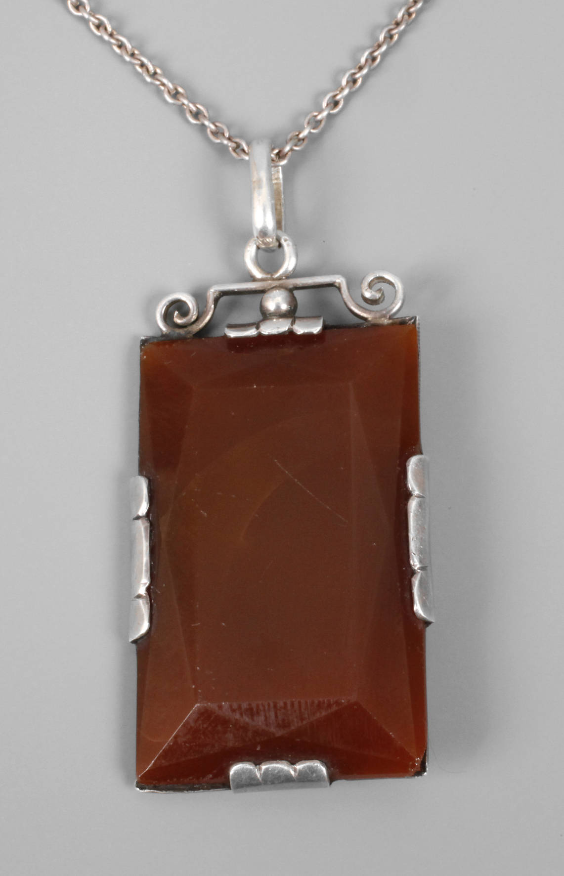 Art déco-Anhänger an Kette