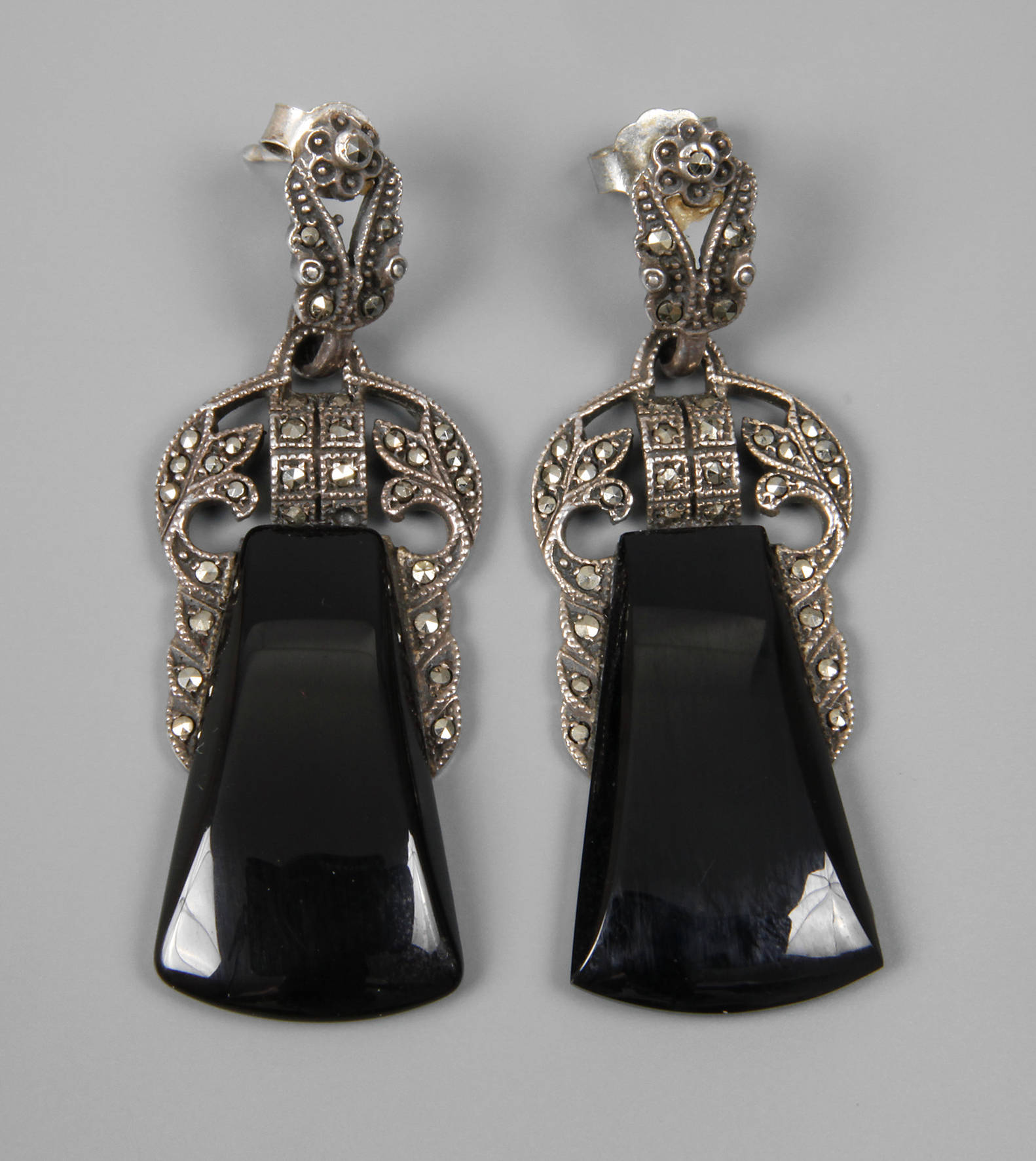 Paar Ohrhänger mit Onyx und Markasiten