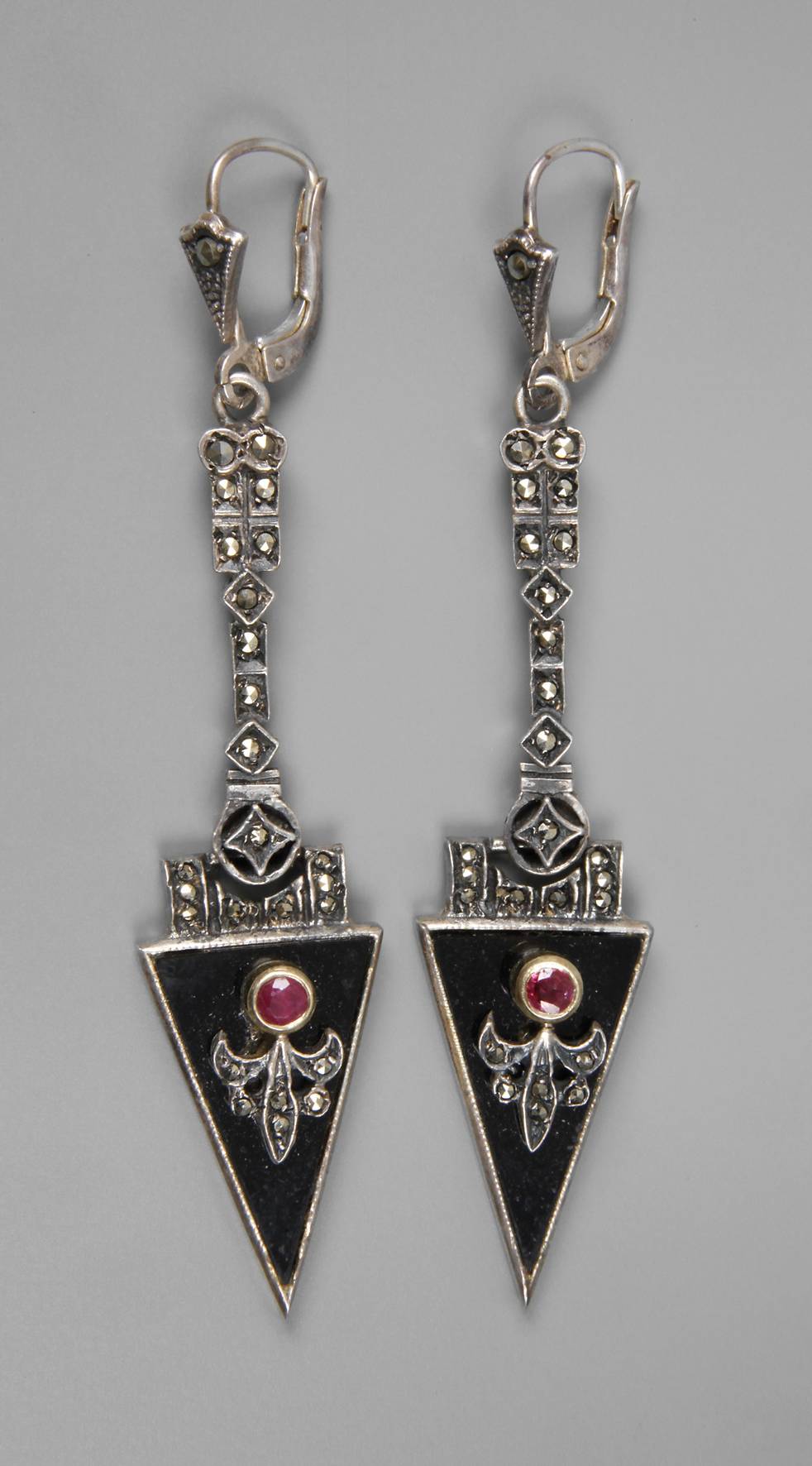 Paar Ohrhänger mit Steinbesatz