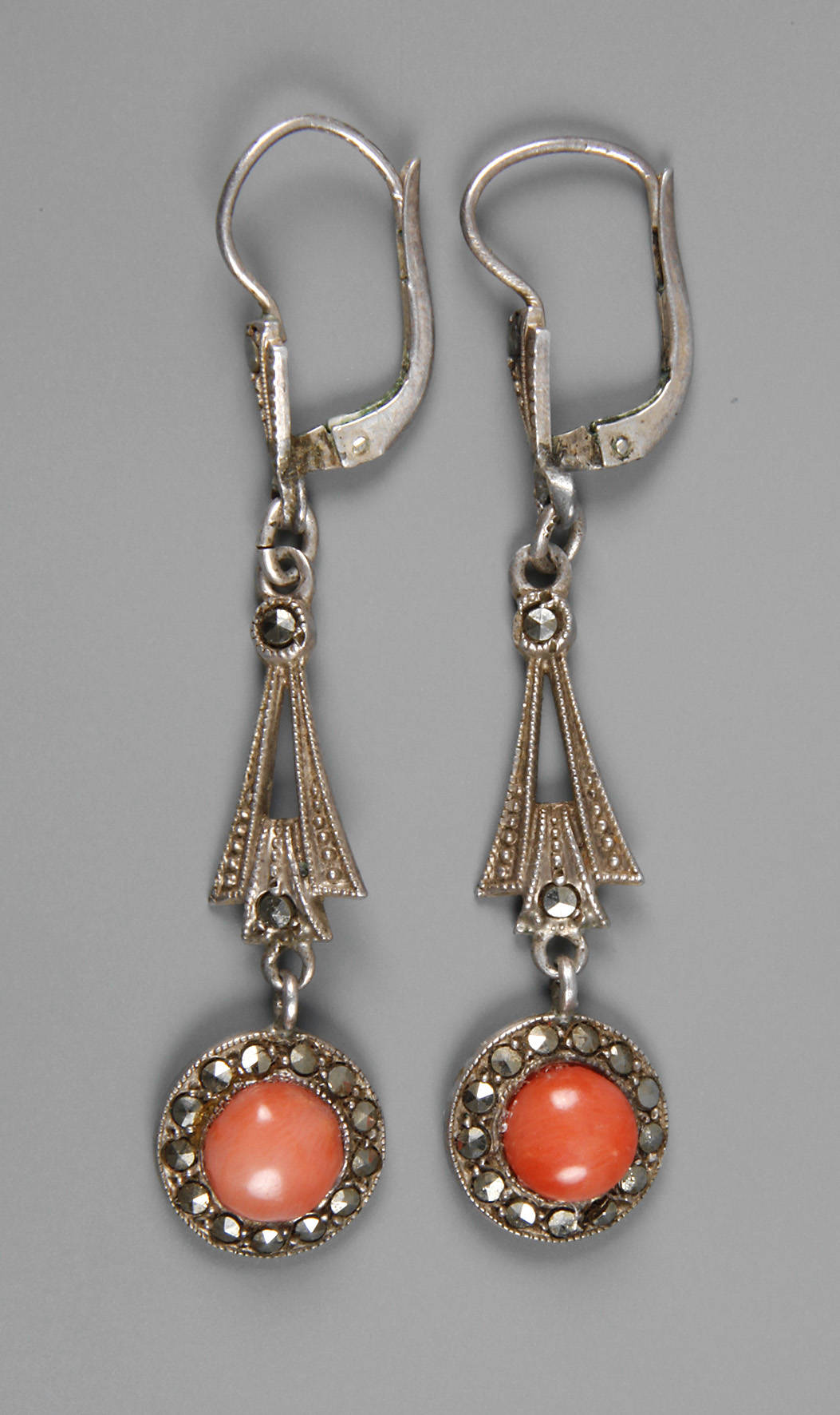 Paar Ohrhänger mit Korallen und Markasiten