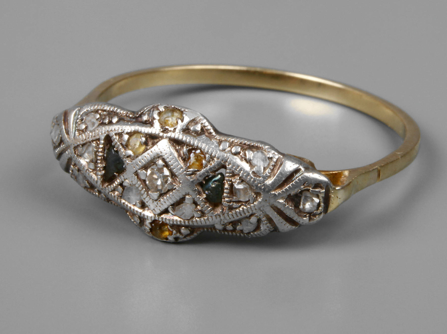 Damenring mit Diamanten