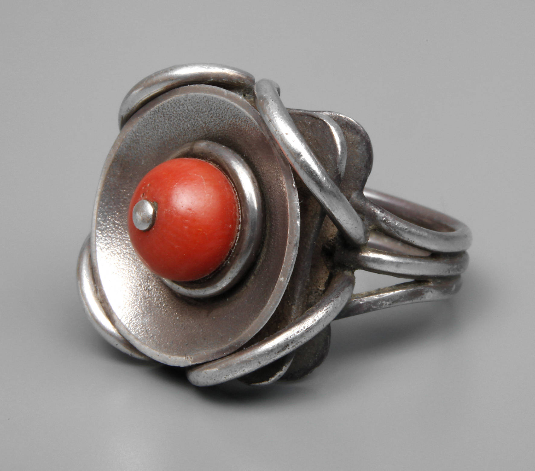 Damenring mit Koralle