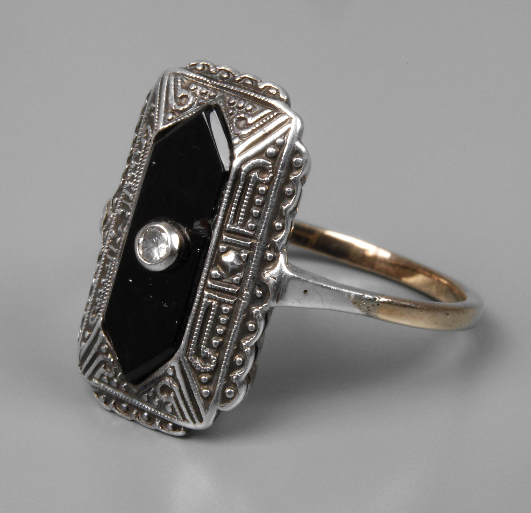 Damenring mit Onyx und Diamant