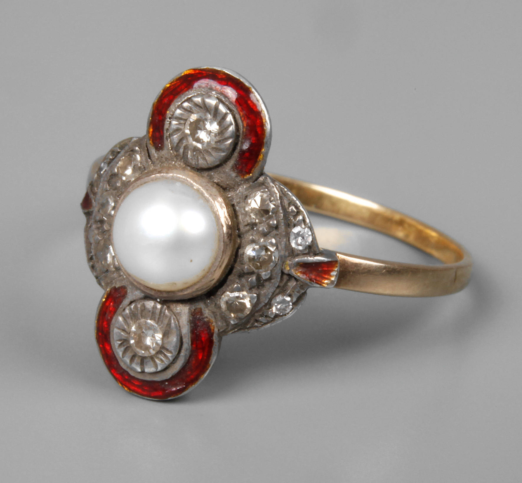 Damenring mit Perle, Diamanten und Emaille
