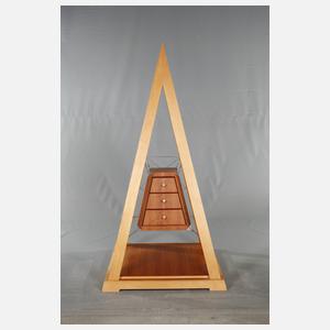 Kommode in Pyramidenform